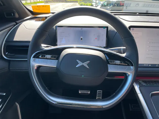 XPENG G9 93kWh Performance AWD mit AHK und Premium Paket