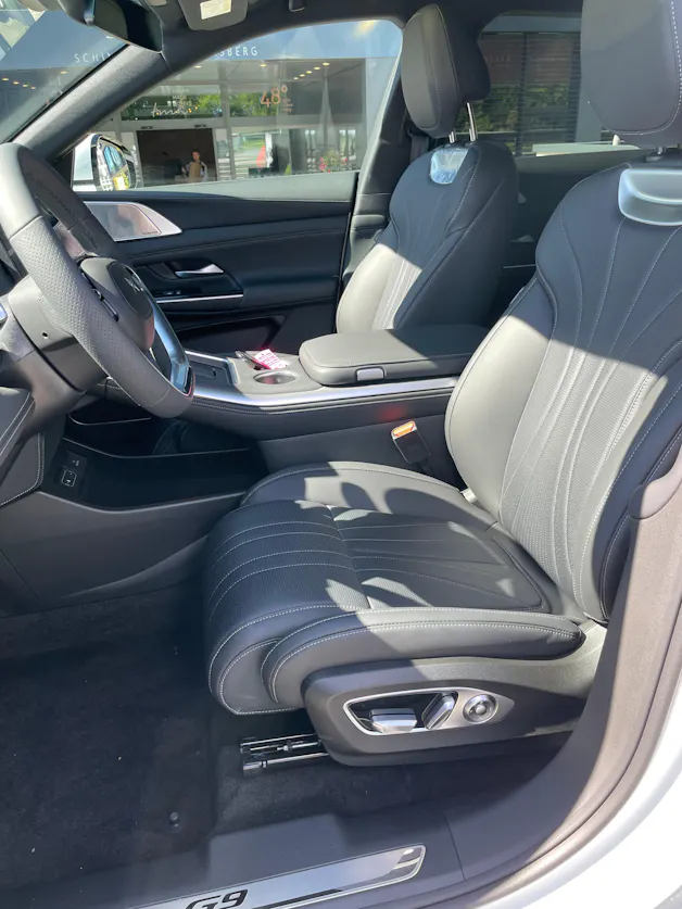 XPENG G9 93kWh Performance AWD mit AHK und Premium Paket