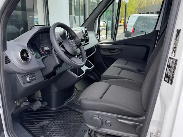 MERCEDES-BENZ Sprinter 317 CDI Standard 9G-TRONIC 7 Sitzer