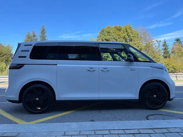 VW ID.Buzz NWB GTX 4 Motion, 7-Sitzer, AHK, Panorama