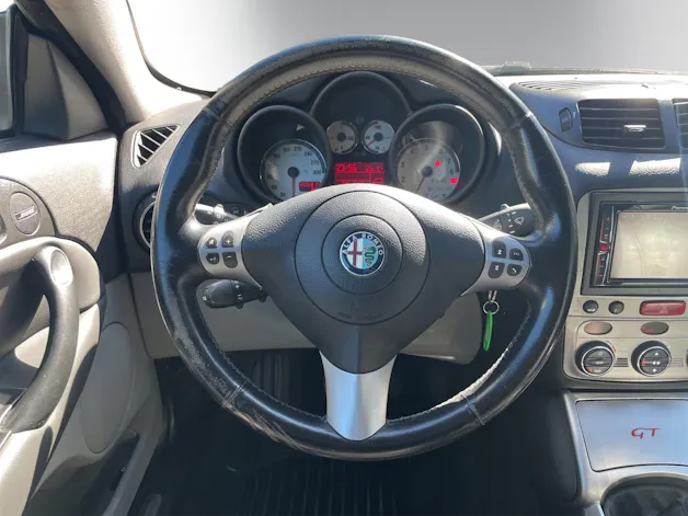 ALFA ROMEO GT 3.2 V6 Distinctive – ITALIENISCHE ELEGANZ MIT V6-CHARAKTER | DISTINCTIVE-AUSFÜHRUNG |