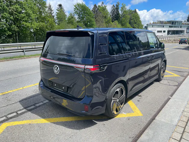 VW ID.Buzz LWB GTX 4 Motion, 7-Sitzer mit AHK und Pano.-Dach