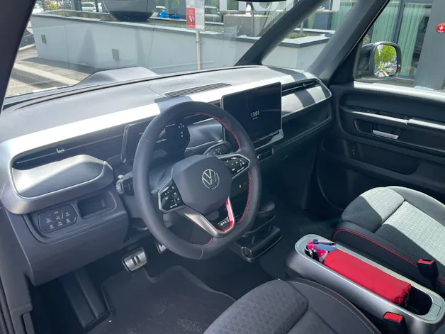 VW ID.Buzz LWB GTX 4 Motion, 7-Sitzer mit AHK und Pano.-Dach
