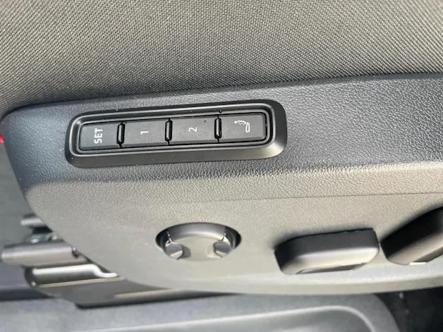 VW ID.Buzz LWB GTX 4 Motion, 7-Sitzer mit AHK und Pano.-Dach