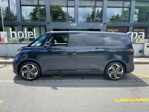 VW ID.Buzz LWB GTX 4 Motion, 7-Sitzer mit AHK und Pano.-Dach