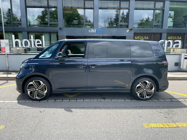 VW ID.Buzz LWB GTX 4 Motion, 7-Sitzer mit AHK und Pano.-Dach