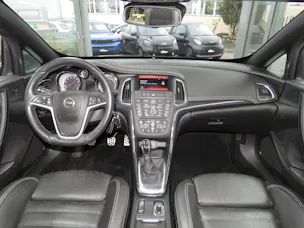 OPEL Cascada 1.6i 16V Cosmo