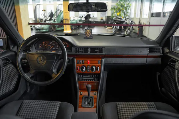 MERCEDES-BENZ E 220 T Automatic