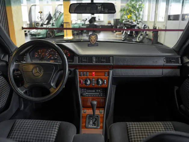MERCEDES-BENZ E 220 T Automatic