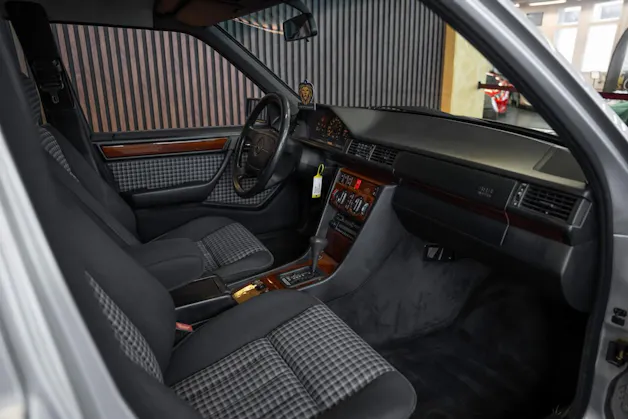 MERCEDES-BENZ E 220 T Automatic
