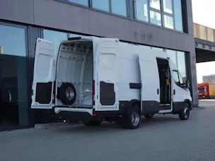 IVECO 70 C 18H A8 mit Holzboden und AHK