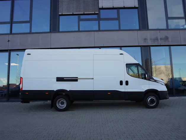 IVECO 70 C 18H A8 mit Holzboden und AHK