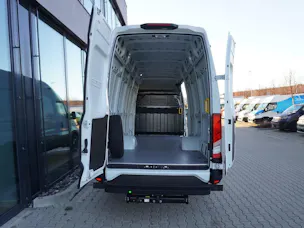 IVECO 70 C 18H A8 mit Holzboden und AHK