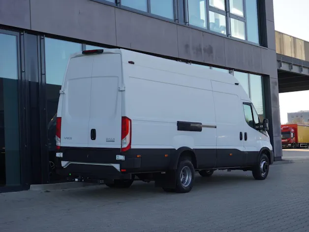 IVECO 70 C 18H A8 mit Holzboden und AHK
