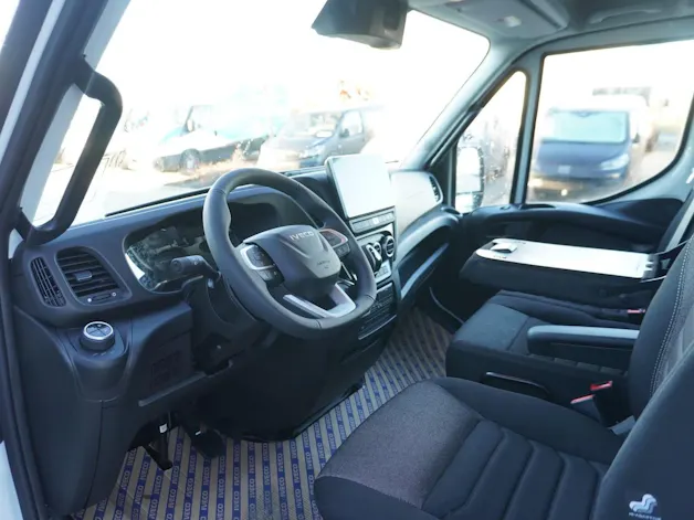 IVECO 70 C 18H A8 mit Holzboden und AHK