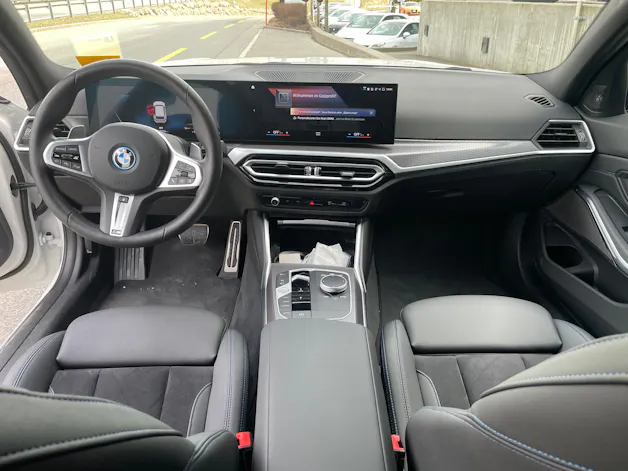 BMW 330e x DriveTouring Steptronic M Sport Pro