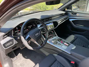 AUDI RS6 Avant 4.0 TFSI V8 quattro mit Milltek-Abgasanlage und Vossen