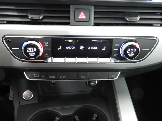 AUDI A4 Avant 40 TDI S line Attraction Quattro S-tronic (Automat)