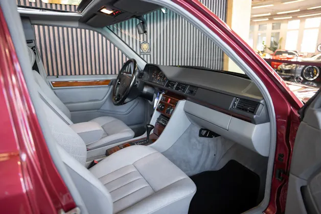 MERCEDES-BENZ E 220