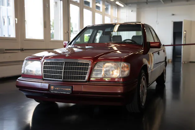 MERCEDES-BENZ E 220