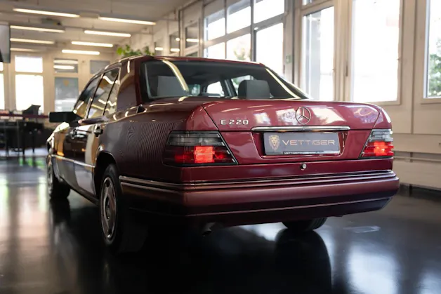 MERCEDES-BENZ E 220