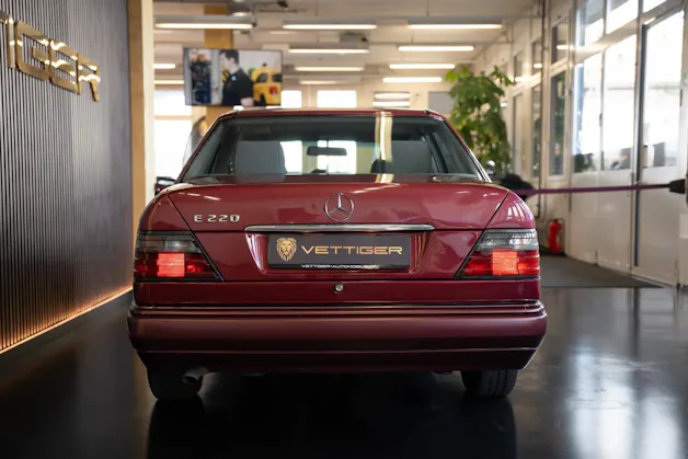 MERCEDES-BENZ E 220