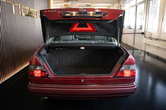 MERCEDES-BENZ E 220