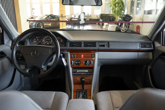 MERCEDES-BENZ E 220