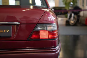 MERCEDES-BENZ E 220