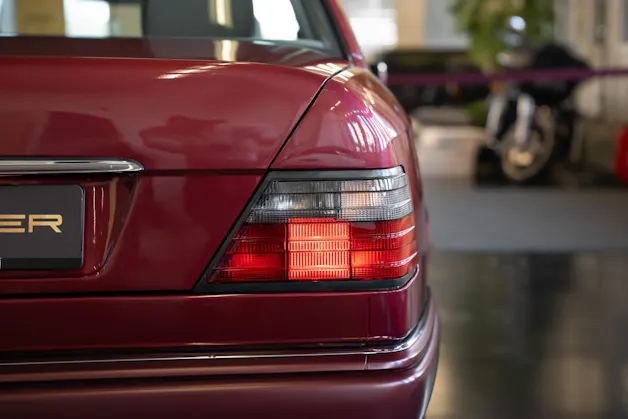MERCEDES-BENZ E 220