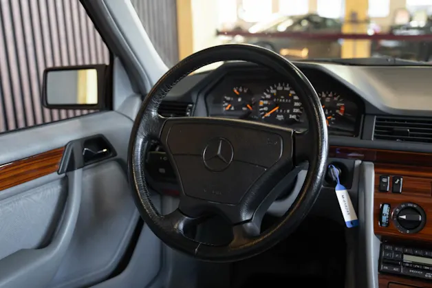 MERCEDES-BENZ E 220