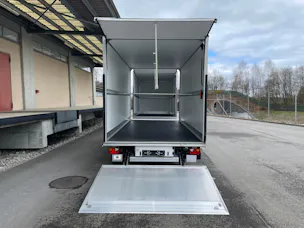 IVECO 35 S 18H A8 HIi-Matic 8-Gang Durchlader mit 2x Hebebühnen und Anhänger