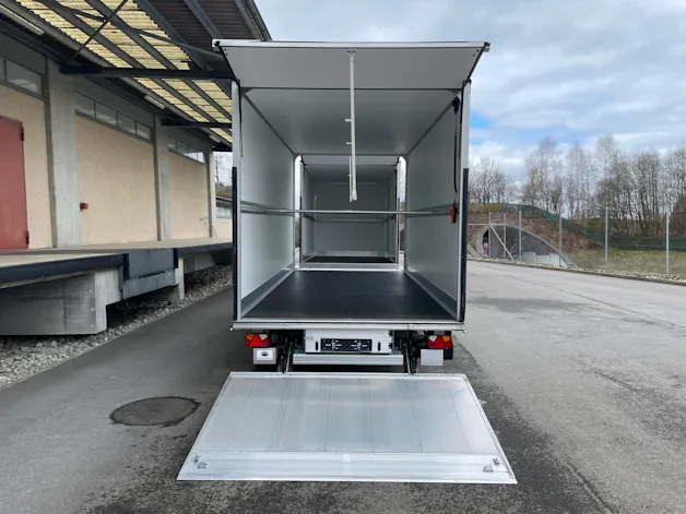 IVECO 35 S 18H A8 HIi-Matic 8-Gang Durchlader mit 2x Hebebühnen und Anhänger