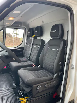 IVECO 35 S 18H A8 HIi-Matic 8-Gang Durchlader mit 2x Hebebühnen und Anhänger