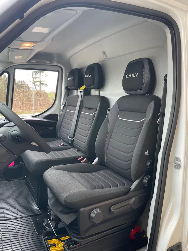 IVECO 35 S 18H A8 HIi-Matic 8-Gang Durchlader mit 2x Hebebühnen und Anhänger
