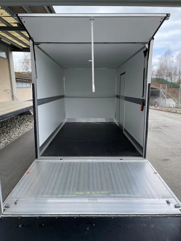 IVECO 35 S 18H A8 HIi-Matic 8-Gang Durchlader mit 2x Hebebühnen und Anhänger