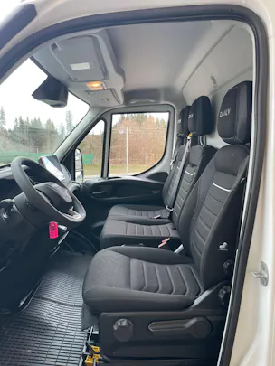 IVECO 35 S 18H A8 HIi-Matic 8-Gang Durchlader mit 2x Hebebühnen und Anhänger