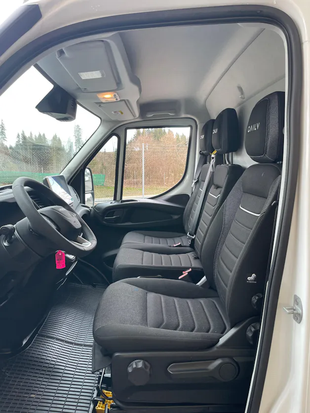 IVECO 35 S 18H A8 HIi-Matic 8-Gang Durchlader mit 2x Hebebühnen und Anhänger