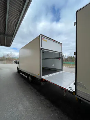 IVECO 35 S 18H A8 HIi-Matic 8-Gang Durchlader mit 2x Hebebühnen und Anhänger