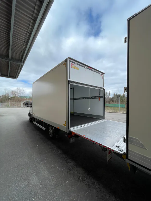 IVECO 35 S 18H A8 HIi-Matic 8-Gang Durchlader mit 2x Hebebühnen und Anhänger