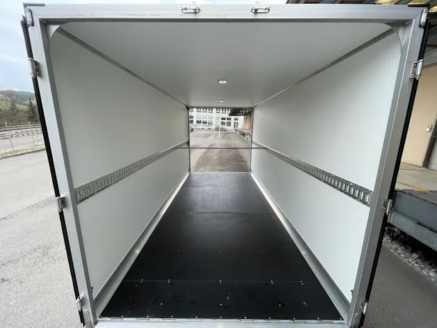 IVECO 35 S 18H A8 HIi-Matic 8-Gang Durchlader mit 2x Hebebühnen und Anhänger