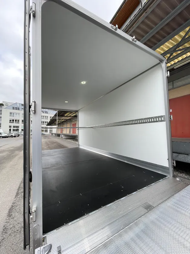 IVECO 35 S 18H A8 HIi-Matic 8-Gang Durchlader mit 2x Hebebühnen und Anhänger