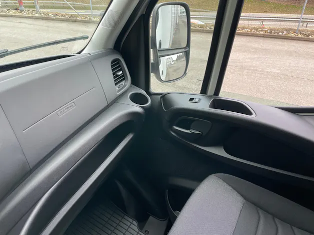 IVECO 35 S 18H A8 HIi-Matic 8-Gang Durchlader mit 2x Hebebühnen und Anhänger