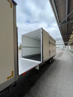IVECO 35 S 18H A8 HIi-Matic 8-Gang Durchlader mit 2x Hebebühnen und Anhänger