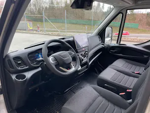IVECO 35 S 18H A8 HIi-Matic 8-Gang Durchlader mit 2x Hebebühnen und Anhänger