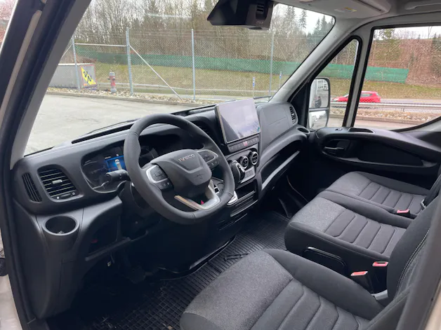 IVECO 35 S 18H A8 HIi-Matic 8-Gang Durchlader mit 2x Hebebühnen und Anhänger