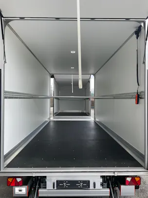 IVECO 35 S 18H A8 HIi-Matic 8-Gang Durchlader mit 2x Hebebühnen und Anhänger