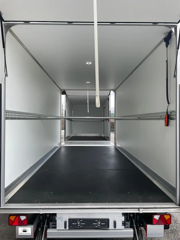 IVECO 35 S 18H A8 HIi-Matic 8-Gang Durchlader mit 2x Hebebühnen und Anhänger