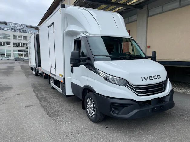 IVECO 35 S 18H A8 HIi-Matic 8-Gang Durchlader mit 2x Hebebühnen und Anhänger