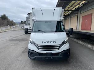 IVECO 35 S 18H A8 HIi-Matic 8-Gang Durchlader mit 2x Hebebühnen und Anhänger